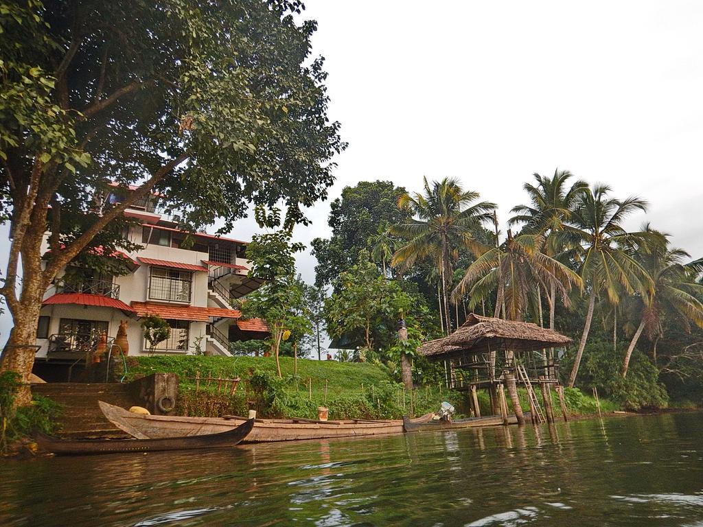 Bed and Breakfast Pearl Spot Nedumbassery Esterno foto