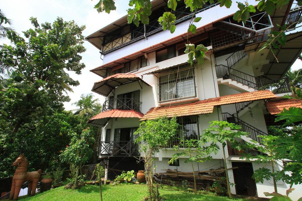 Bed and Breakfast Pearl Spot Nedumbassery Esterno foto